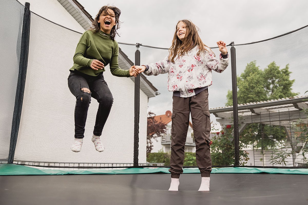 Ein Kind springt fröhlich auf einem Trampolin